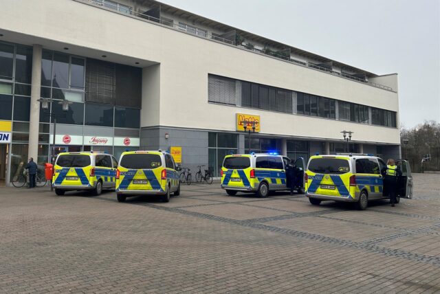 Mehrere Polizeiwagen waren, ähnlich wie auf dem Foto im März 2024, wegen Streitigkeiten auf dem Platz der Deutschen Einheit in Dorsten im Einsatz.