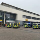 Mehrere Polizeiwagen waren, ähnlich wie auf dem Foto im März 2024, wegen Streitigkeiten auf dem Platz der Deutschen Einheit in Dorsten im Einsatz.