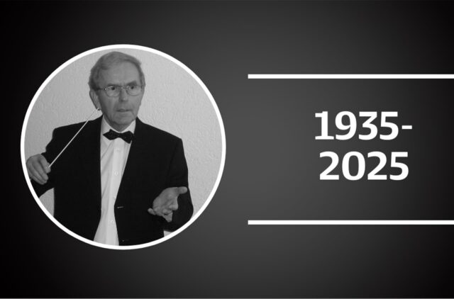 Klemens Koerner mit einem Taktstock in seiner Hand.