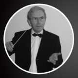 Klemens Koerner mit einem Taktstock in seiner Hand.