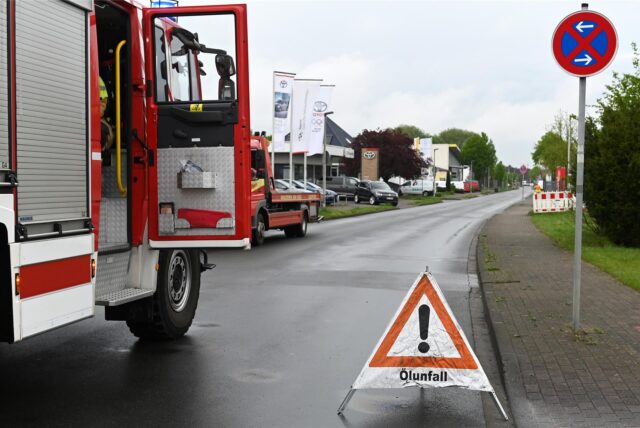 Ein Feuerwehrauto steht auf der Annabergstraße mit einem Schild auf dem Ölunfall steht.