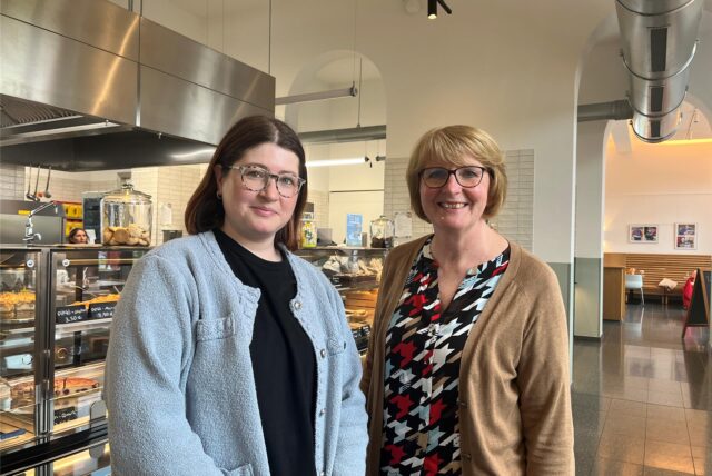 Birte Becker und Ute Blume von der Dorstener Arbeit im Speisesaal des Bürgerbahnhofs