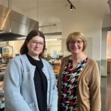 Birte Becker und Ute Blume von der Dorstener Arbeit im Speisesaal des Bürgerbahnhofs