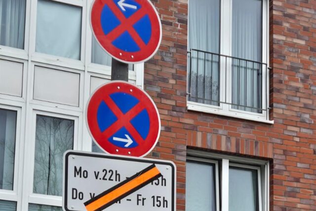 Die Parkverbotsschilder am Hülser Markt wurden auseinander gezogen.