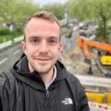 Reporter Tewe Schefer auf einer Brücke über dem Altstadtring.