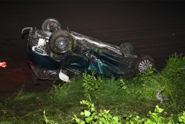 Unfallwagen liegt auf dem Dach