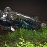 Unfallwagen liegt auf dem Dach