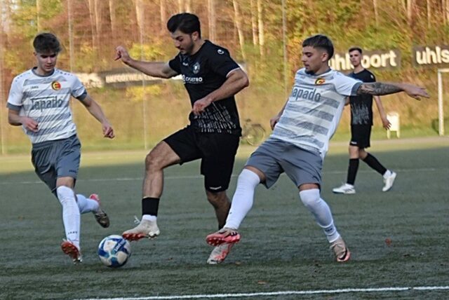Neben Kapitän Felix Bramsel wird auch Hinspiel-Torschütze Fürkan Saritas (M.) Teutonia SuS Waltrop gegen die Spvgg. Erkenschwick II fehlen.
