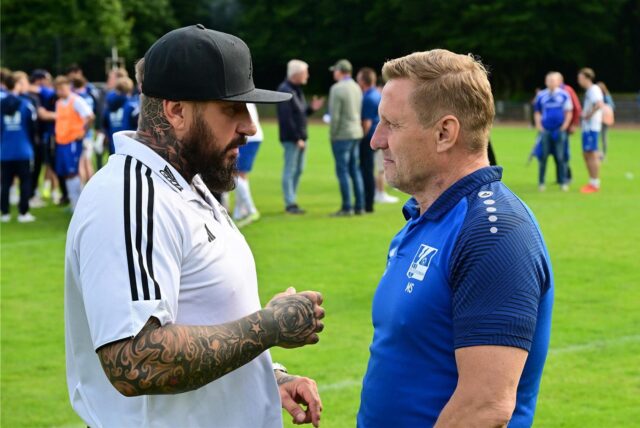 Die Trainer Sascha Wolf (l.) und Martin Stroetzel (r.) im Austausch nach dem Aufstiegs-Relegationssspiel im Mai 2024 zwischen den Sportfreunden Bulmke und dem VfB Kirchhellen.
