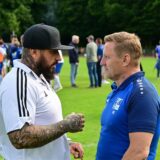 Die Trainer Sascha Wolf (l.) und Martin Stroetzel (r.) im Austausch nach dem Aufstiegs-Relegationssspiel im Mai 2024 zwischen den Sportfreunden Bulmke und dem VfB Kirchhellen.