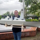 Markus Gremm steht mit seinem Schiffsmodell vor dem Schleusenpark in Waltrop.