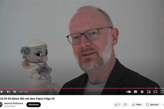 Pfarrer Heinrich Plaßmann mit einer Papst-Handpuppe.