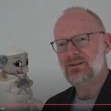 Pfarrer Heinrich Plaßmann mit einer Papst-Handpuppe.