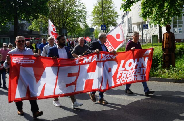 Menschen bei einer Mai-Demonstration in Oer-Erkenschwick
