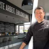 Simon Kreuger, Gastronom aus Lütgendortmund, und die Bergmann-Brauerei haben eine Kooperation für den Ausschank am Phoenix-See geschlossen.