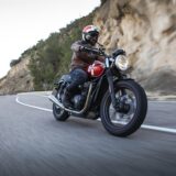 Auch Probefahrten mit Motorrädern der Marke Triumph – auf dem Foto fährt ein Mann mit einem Exemplar auf einer kurvigen Straße – sind möglich beim 5. „Bike ’n’ Ride Day“ am Sonntag, 4. Mai, auf dem ADAC-Übungsplatz an der Vinckestraße. (Symbolbild)