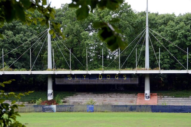 Die Tribüne des Jahnstadions in Marl-Hüls mit dem Schriftzug des Baseball-Clubs Sly Dogs.