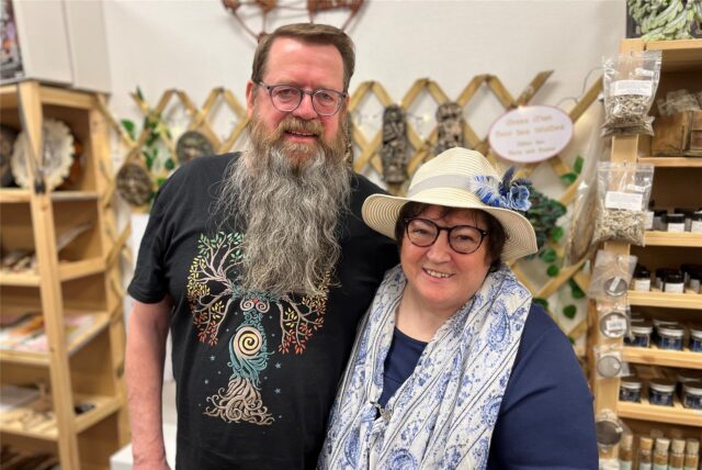 Peter Eckel und Antara Reimann stehen in ihrem Laden Eulenraunen.