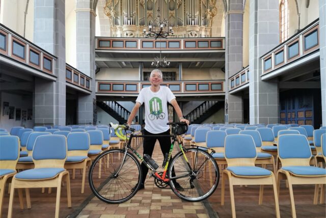 Fahrradkantor Michael Schulze mit sienem Fahrrad vor einer