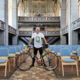 Fahrradkantor Michael Schulze mit sienem Fahrrad vor einer