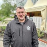 Elmar Bök in dem Biergarten am Hallenbad