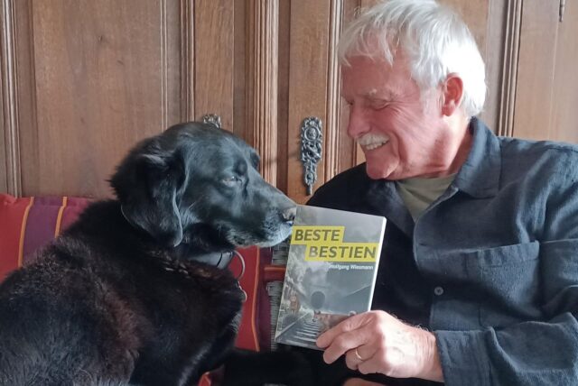 Krimiautor Wolfgang Wiesmann im Bild mit seinem Hund und seinem neuesten Roman „Beste Bestien“.