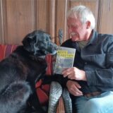 Krimiautor Wolfgang Wiesmann im Bild mit seinem Hund und seinem neuesten Roman „Beste Bestien“.