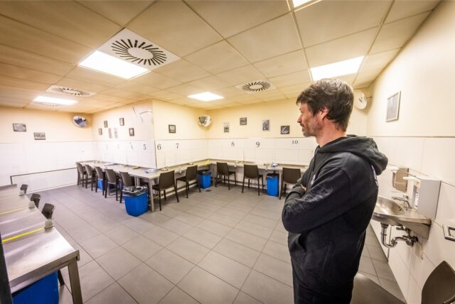 Café-Kick-Leiter Jan Sosna blickt in den Raucherraum des Dortmunder Drogenkonsumraums.