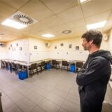 Café-Kick-Leiter Jan Sosna blickt in den Raucherraum des Dortmunder Drogenkonsumraums.