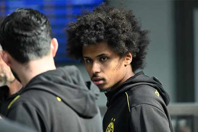 Karim Adeyemi schaut zur Seite.