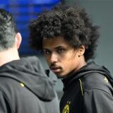 Karim Adeyemi schaut zur Seite.