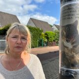 Roza Lautner steht an den Flachsbeckwiesen in Recklinghausen neben einem Vermisstenfoto ihres Katers