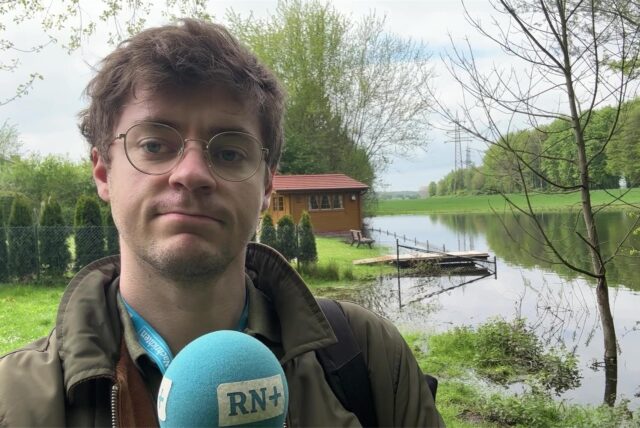 Vincent Rastfeld steht vor dem Wickeder Waldsee. Im Hintergrund ist ein Gartenhaus direkt am Wasser.