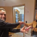 Doris Grundfeld (rechts) übergibt die Schlüssel des Ladenlokals an der Dortmunder Straße 16 in Waltrop an Rafaat Accary (links).