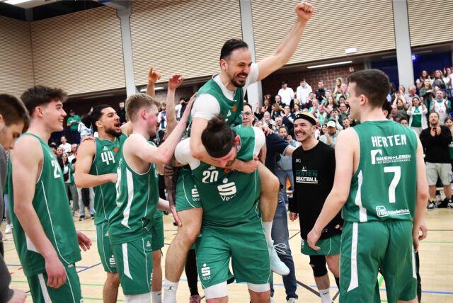 Basketball, Play-ofg-Halbfinale 2. Spiel Gesamtschulhalle Wulfen 25. April 2025. BSV Münsterland Baskets Wulfen – Hertener Löwen 76:86. Dario Fiorentino schultert Faton Jetullahi. Die Löwen haben den Finaleinzug perfekt gemacht.