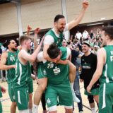 Basketball, Play-ofg-Halbfinale 2. Spiel Gesamtschulhalle Wulfen 25. April 2025. BSV Münsterland Baskets Wulfen – Hertener Löwen 76:86. Dario Fiorentino schultert Faton Jetullahi. Die Löwen haben den Finaleinzug perfekt gemacht.