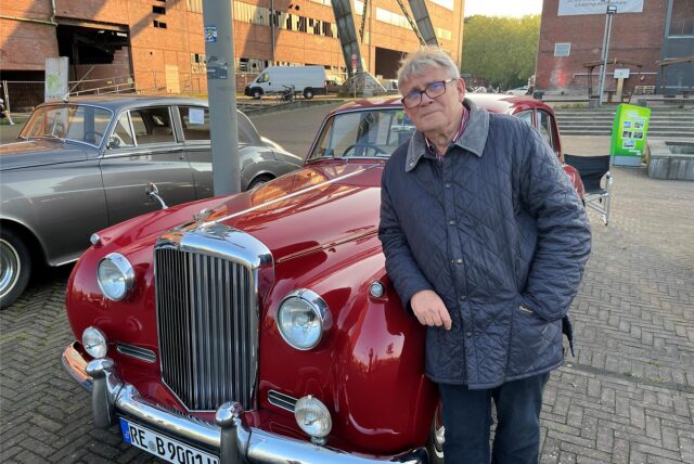 Ulrich Baumewerd steht vor seinem Bentley S1.