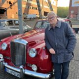 Ulrich Baumewerd steht vor seinem Bentley S1.