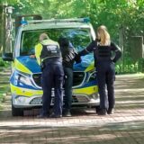 Zwei Polizeibeamte halten vor einem Streifenwagen am Einkaufszentrum Marler Stern einen Mann fest.