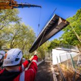 Die sanierte Fußgängerbrücke Chemnitzer Straße wird an der gesperrten B1 wieder montiert.