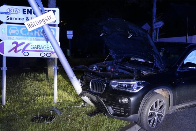 Ein BMW X5 kollidierte aus bislang ungeklärter Ursache frontal mit einer Straßenlaterne.
