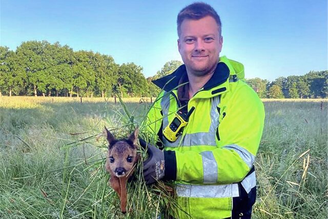 Obmann Christoper Schwaczkowski mit einem geretteten Rehkitz, das vom Team nur mit Handschuhen umgebettetwerden darf.