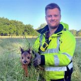 Obmann Christoper Schwaczkowski mit einem geretteten Rehkitz, das vom Team nur mit Handschuhen umgebettetwerden darf.