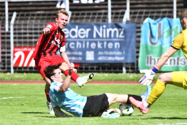 Fußball, Oberliga Westfalen 26. April 2025, Stimberg-Stadion: Spvgg. Erkenschwick – ASC Dortmund 0:5. Einzige klare Chance für die Gastgeber: Keanu Diskau stoppt den Schuss von Finn Wortmann in höchster Not.