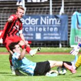 Fußball, Oberliga Westfalen 26. April 2025, Stimberg-Stadion: Spvgg. Erkenschwick – ASC Dortmund 0:5. Einzige klare Chance für die Gastgeber: Keanu Diskau stoppt den Schuss von Finn Wortmann in höchster Not.
