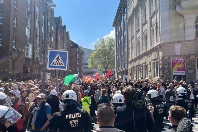 Die Gegendemonstranten mussten mehrere Stunden lang am Eisenmarkt ausharren.
