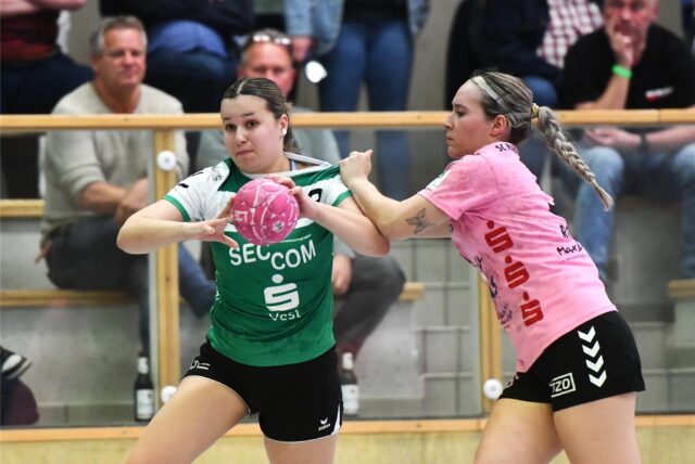 Handball, 3. Liga Mitte 26. April 2025, Halle Nord. PSV Recklinghausen – SC Markranstädt40:31. Lina Treese setzt sich auf Außen durch.
