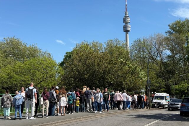 Viele Hundert Menschen wollen den Westfalenpark besuchen.