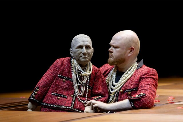 Frau Peachum (Martin Homrich, r.) ist mit ihrer von Brecht vorgegebenen Rolle nicht zufrieden.