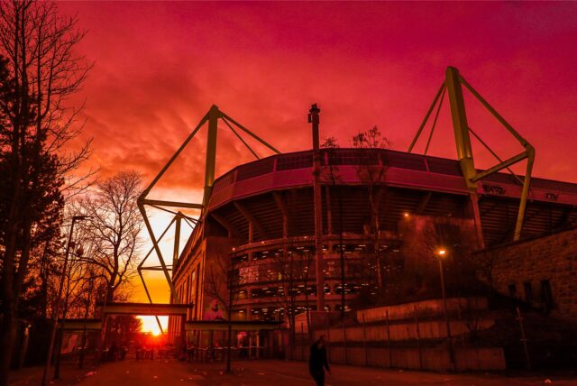 Sonnenuntergang hinter dem Signal Iduna Park, der Heimstätte des BVB, die im Sommer 2024 auch als EM-Stadion diente.